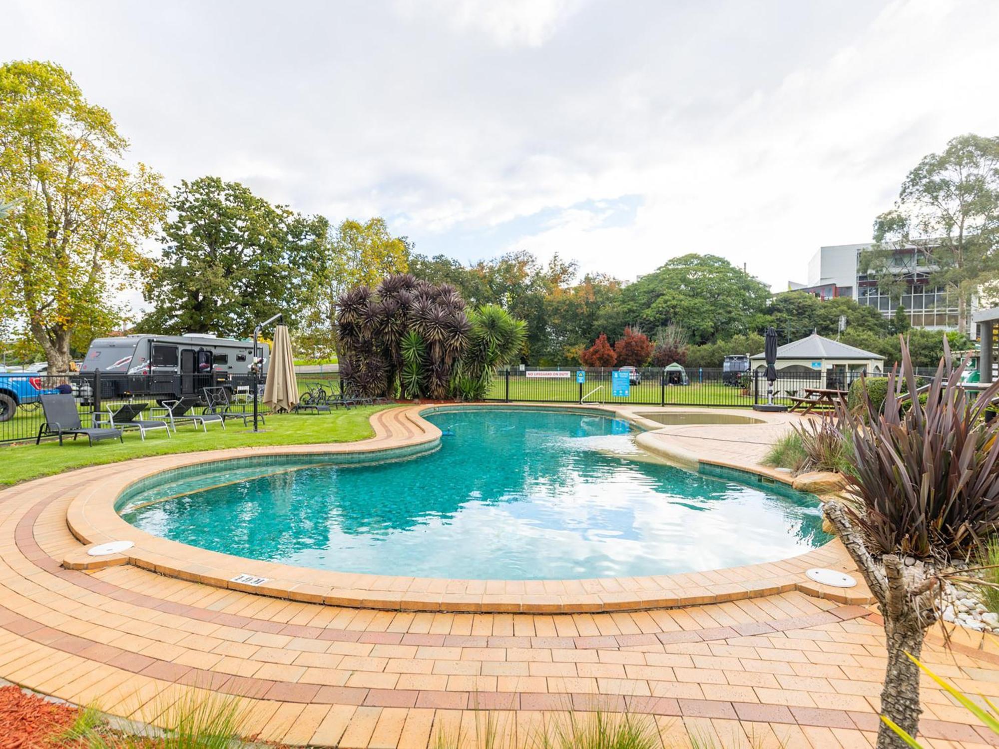 Nrma Bairnsdale Riverside Holiday Park Buitenkant foto