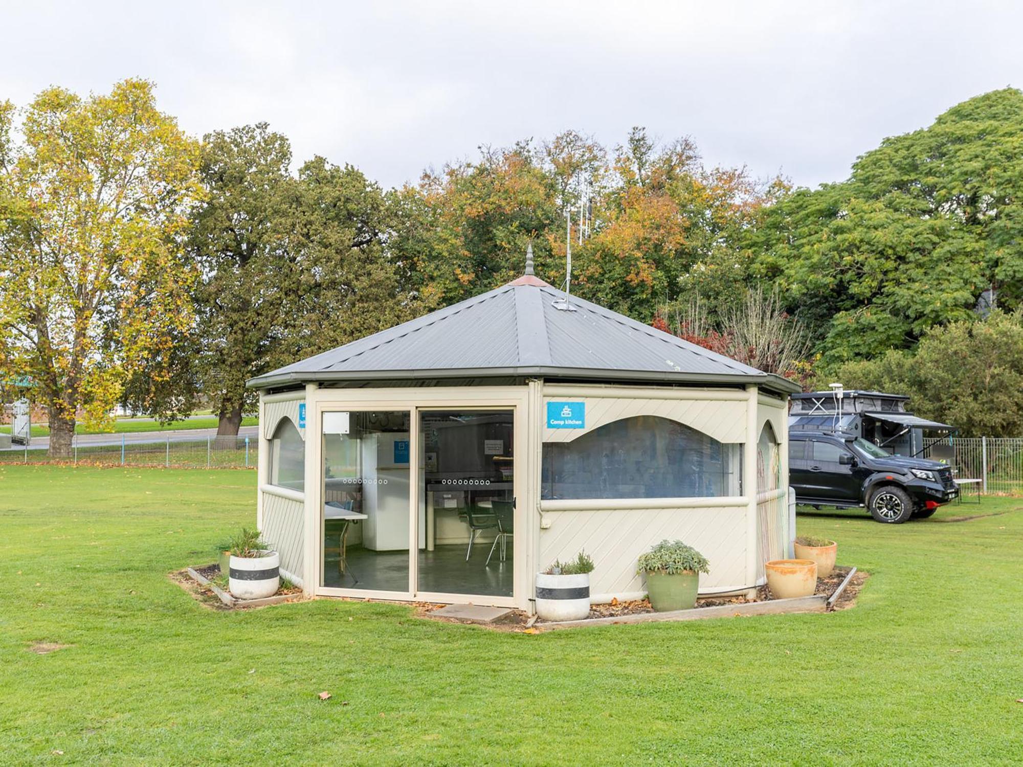Nrma Bairnsdale Riverside Holiday Park Buitenkant foto