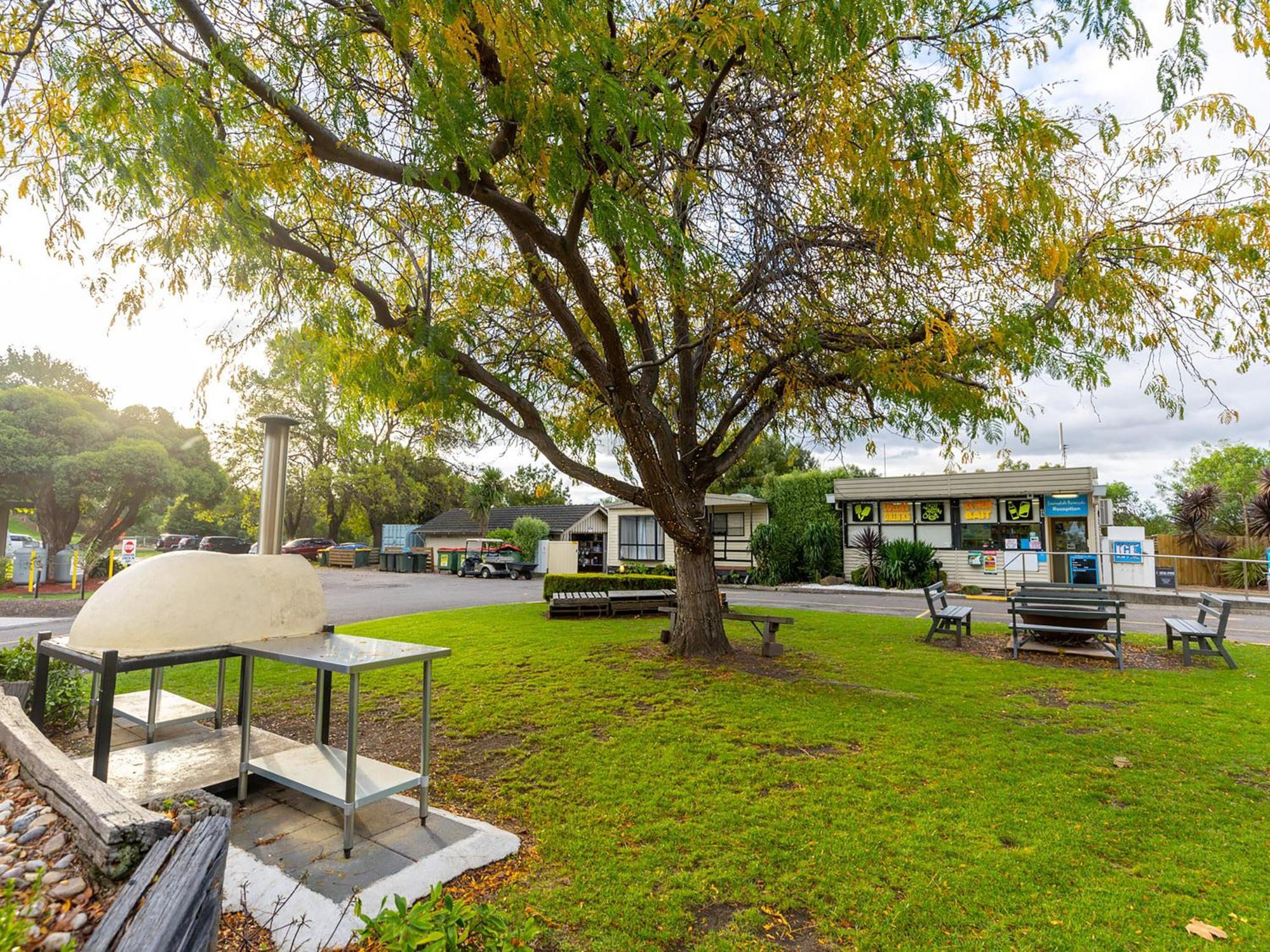 Nrma Bairnsdale Riverside Holiday Park Buitenkant foto